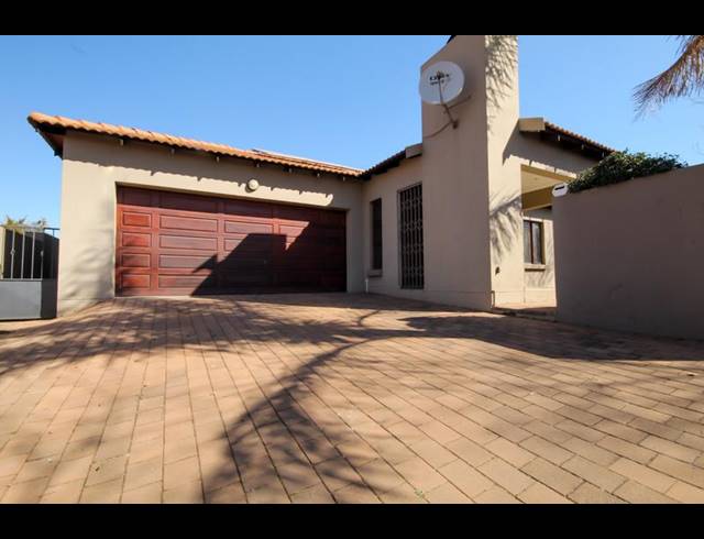 2 BEDROOM TOWNHOUSE FOR SALE IN THATCHFIELD